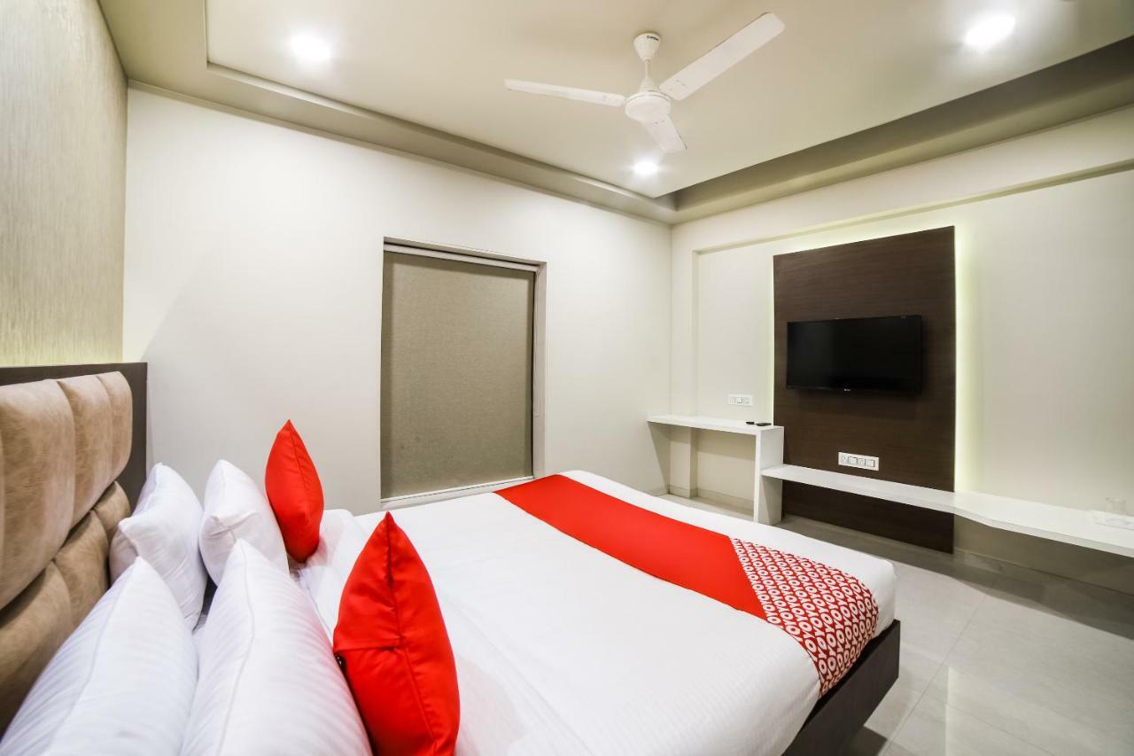 Capital O 41587 Hotel Airport Inn One Ahmadábád Kültér fotó